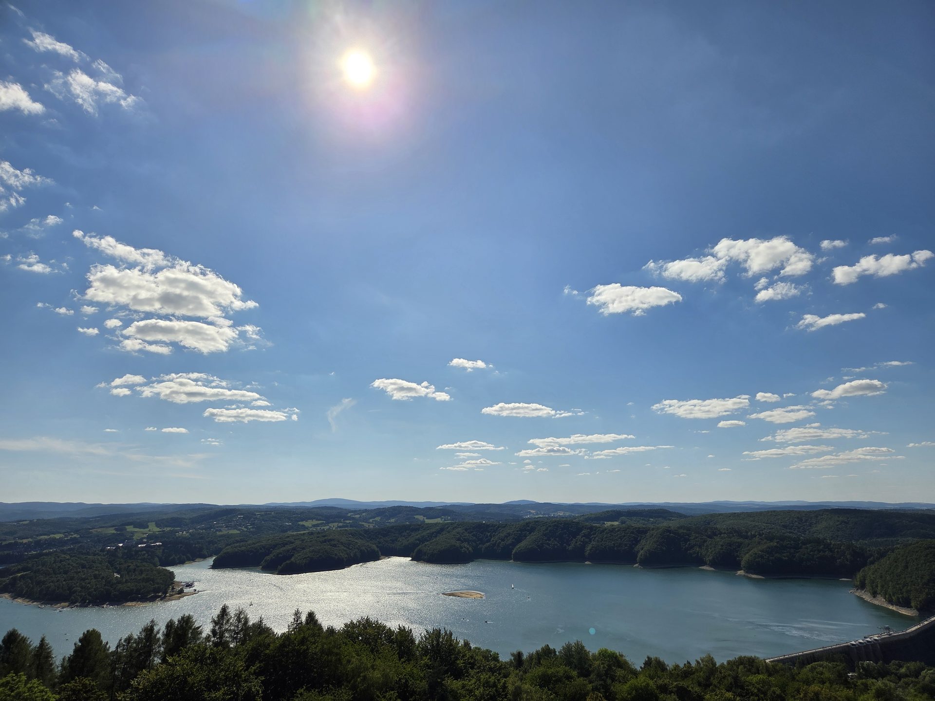 Widok na Jezioro Solińskie i okoliczne wzgórza