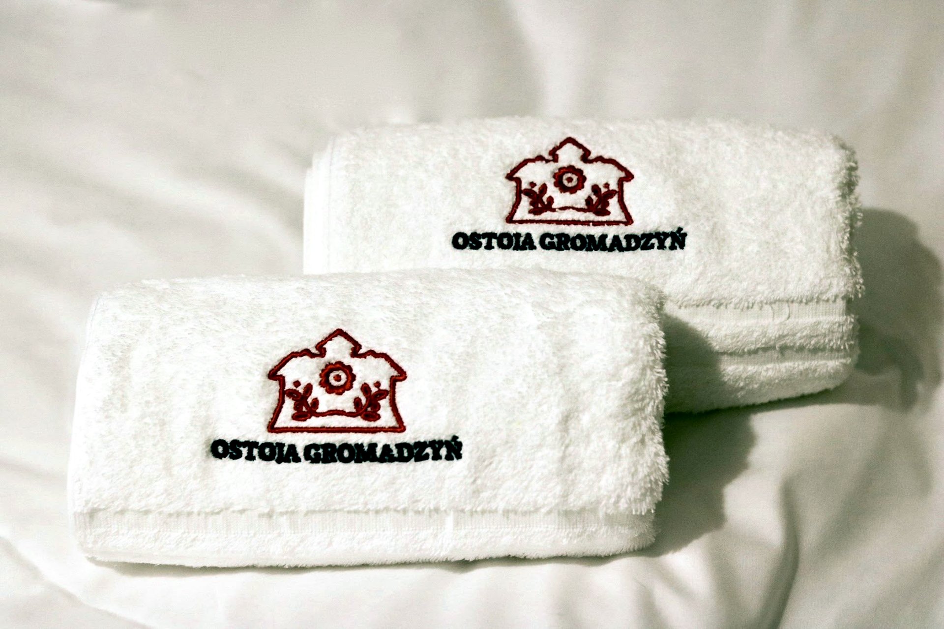 Ręczniki z haftowanym logo Ostoi Gromadzyń