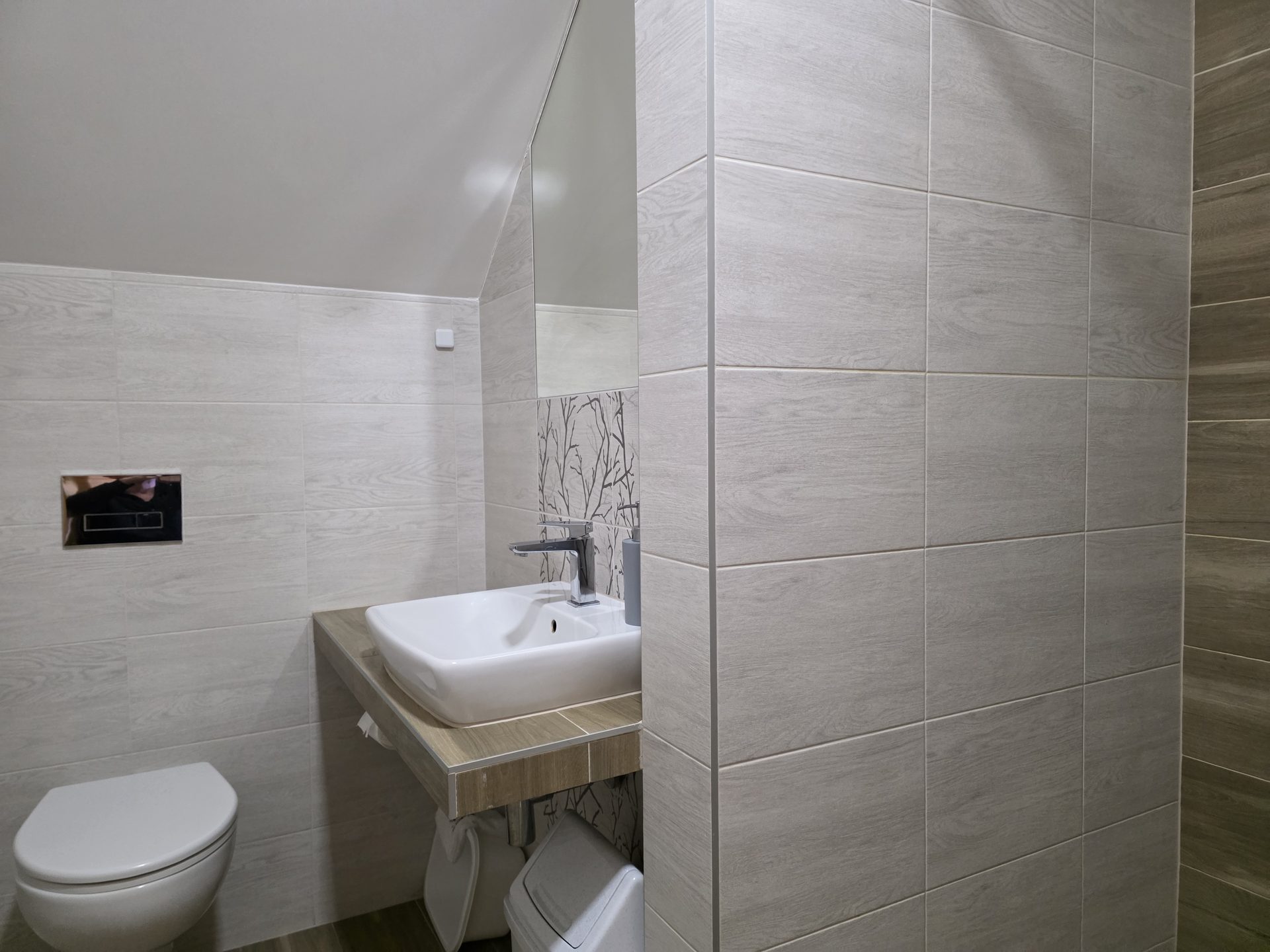 Łazienka apartamentu — umywalka, toaleta i prysznic