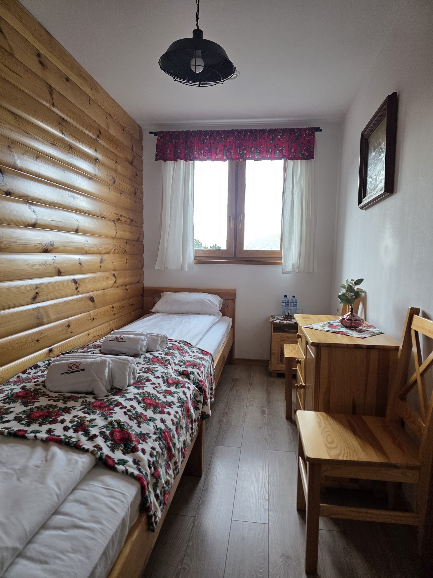 Apartament — pokój z łóżkiem pojedynczym przy oknie