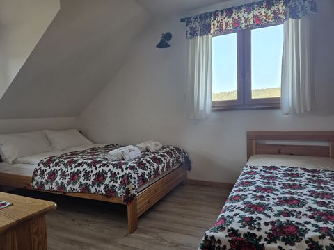 Apartament — pokój pod skosem z łóżkiem podwójnym, łóżkiem pojedynczym i oknem