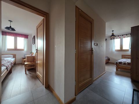 Przedpokój apartamentu z wejściami do obu pokoi